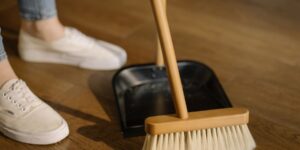 Plancher balayé et lavé après un grand ménage