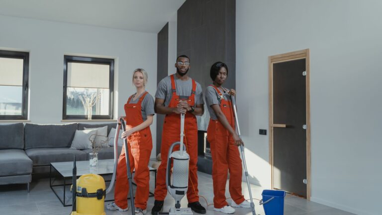 Femme de ménage nettoyant un salon
