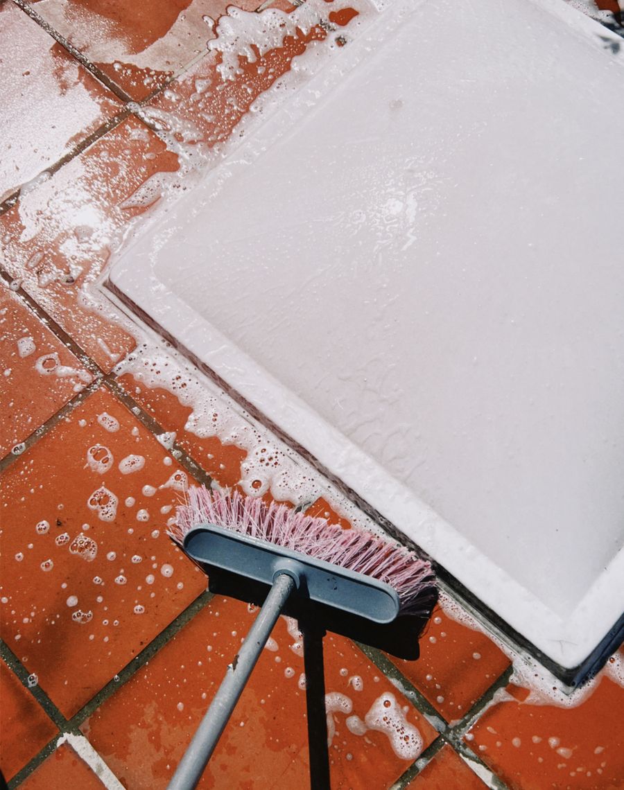 Grand ménage d’une pièce, du plancher au plafond